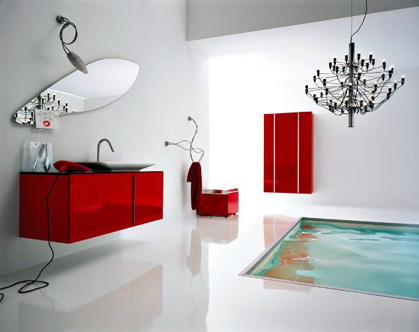 Casa de banho moderna em tons de brancos e vermelho