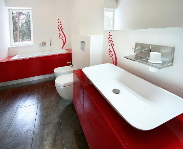 Casa de banho vermelha com loiças brancas