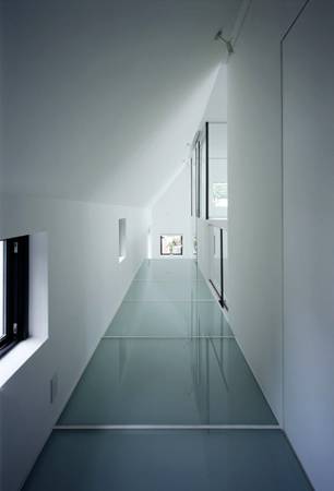 Corredor moderno com chão de vidro