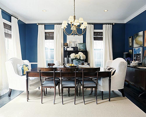 Sala de jantar decorada em tons de azul