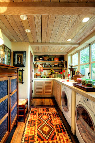 Cozinha em madeira com máquina de lavar e secar roupa