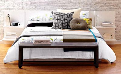 Banco longo nos pÃ©s da cama em quarto moderno