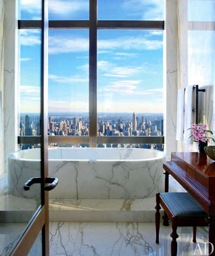 Banheira em mÃ¡rmore numa casa de banho com vista panorÃ¢mica