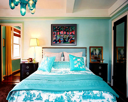 Cama decorada em quarto azul marinho