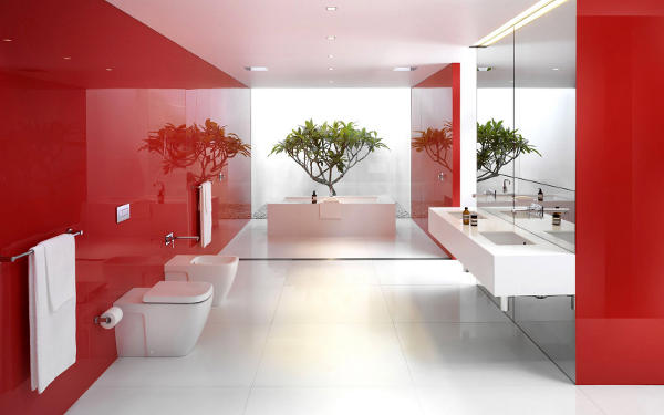 Casa de banho vermelha com azulejos brancos