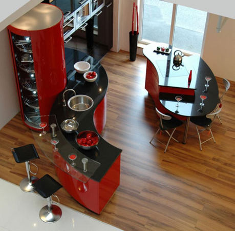 Cozinha com ilha moderna em tons de vermelho e preto