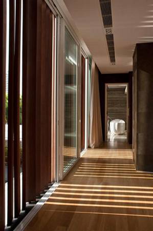 Corredor luxuoso e contemporÃ¢neo com jardim interiores