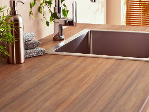 Cozinha com bancada com tampo laminado MDF