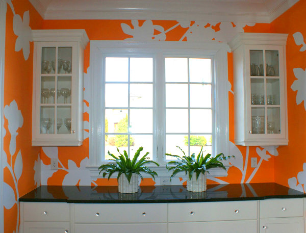 Estampagem na parede da coiznha cor de laranja