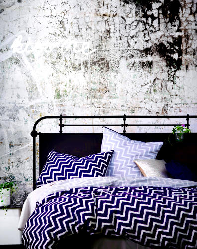 Almofadas com padrão azul para a cama