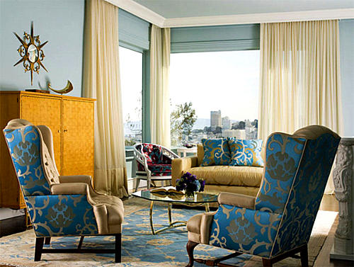 Sala azul decorada com cadeirÃµes