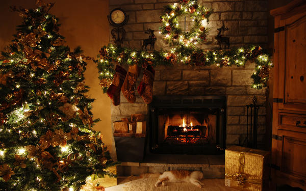 DecoraÃ§Ã£o da sala com Ã¡rvore de natal junto Ã  lareira