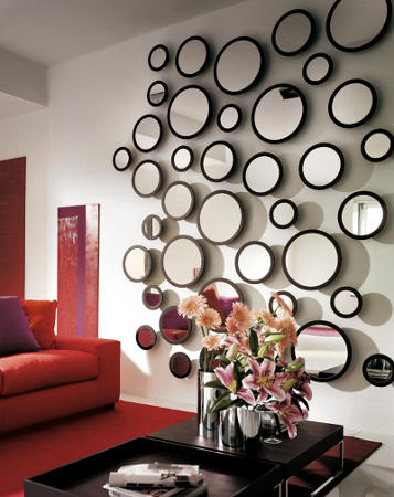Sala decorada com vários espelhos redondos na parede