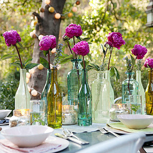 Decoração da mesa com flores e garrafas