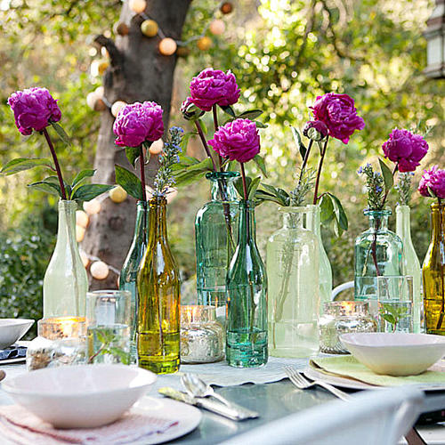 DecoraÃ§Ã£o da mesa com flores e garrafas