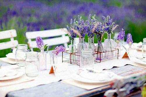Conjugar a decoraÃ§Ã£o da mesa com a natureza envolvente
