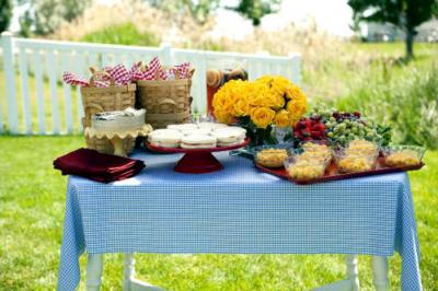 Decoração de mesa exterior para festa com os amigos 