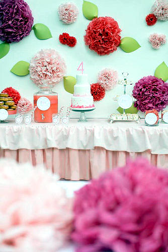 Decoração da mesa com flores para festa para crianças