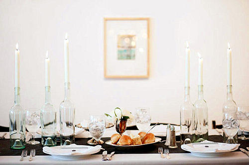 Decorar a mesa com garrafas em vez de castiÃ§ais