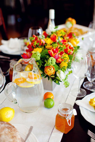 Flores e velas na decoração da mesa