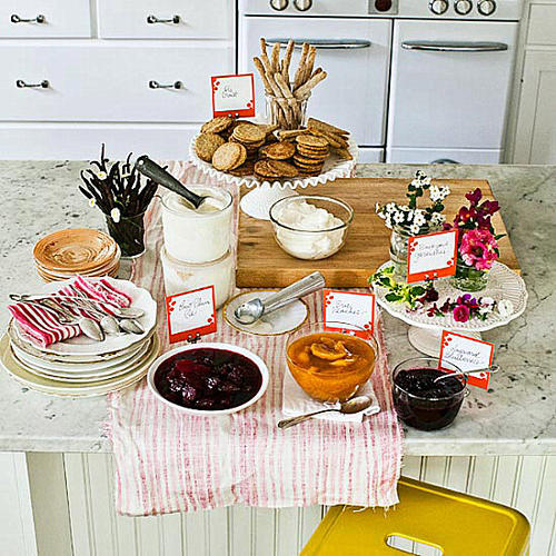 Mesa decorada na cozinha para o lanche 