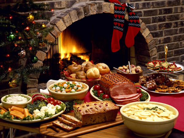 Mesa de natal decorada junto Ã  lareira