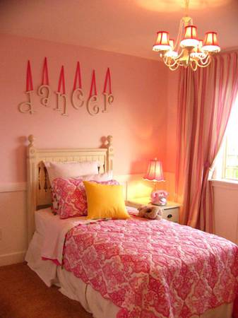 Quarto de meninas em tons de bege e rosa