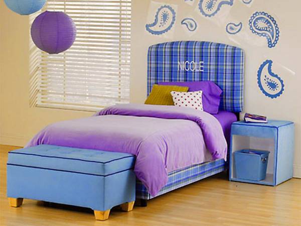 Quarto de meninas em tons de azul e roxo