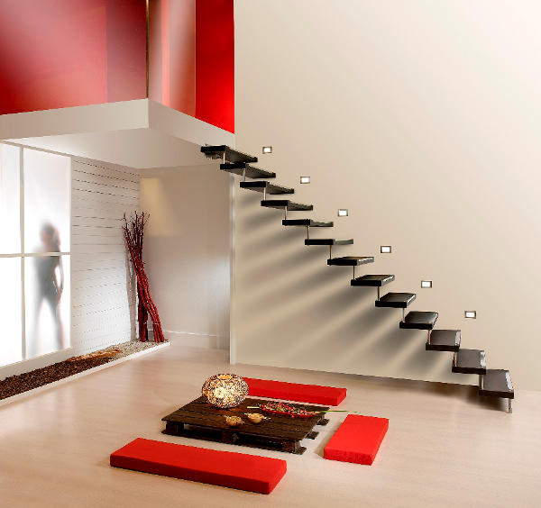 Escada reta numa casa com decoração moderna em tons de vermelho
