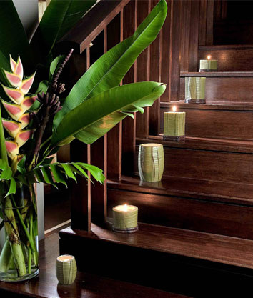 Escada decorada com plantas e velas