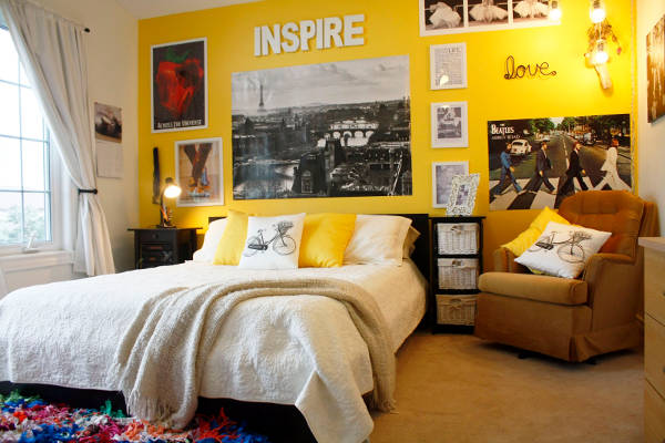 Quarto amarelo com paredes decoradas