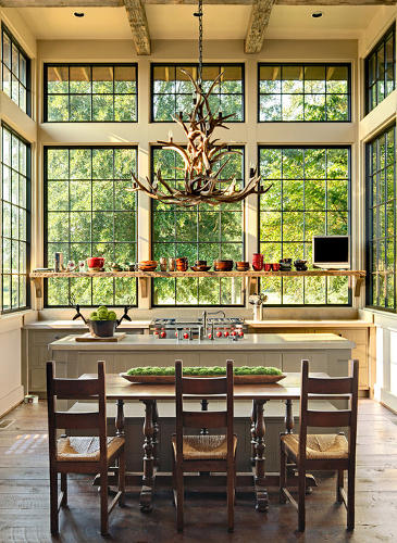 Cozinha moderna com janelas altas