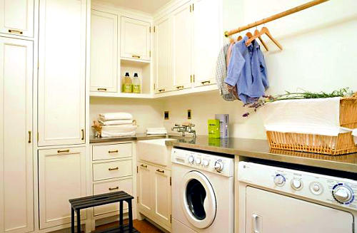 Cozinhas branca com mÃ¡quina de lavar roupa e louÃ§a