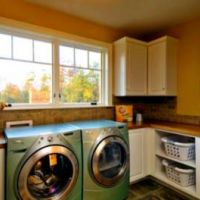 Máquina de lavar roupa numa cozinha em L