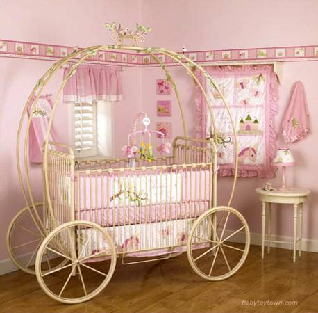 Quarto em tons de rosa com o coche da princesa