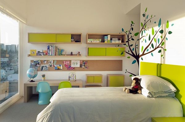 Estampagem na parede num quarto verde