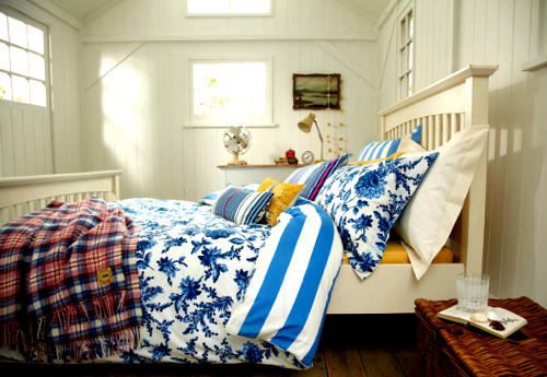 Roupa de cama com padrões claros em azul