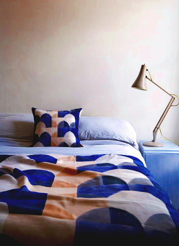 Roupa de cama com padrões quadrados em azul