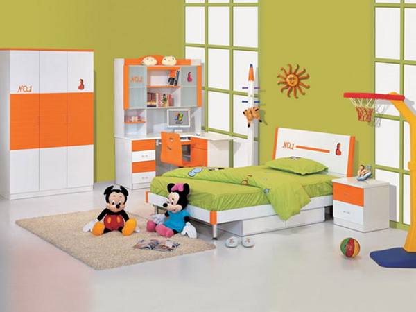 quarto para os filhos em tons de verde e branco